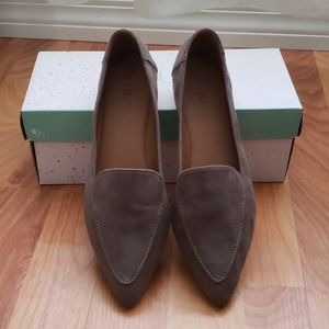 Grey pointed flats. Brand New!